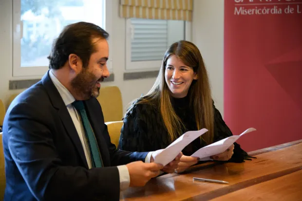Dois representantes institucionais na assinatura do protocolo